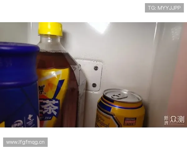 武磊家冰箱里塞满能量饮料,邻居说他半夜还在练颠球 武磊家冰箱里塞满能量饮料,邻居说他半夜还在练颠球