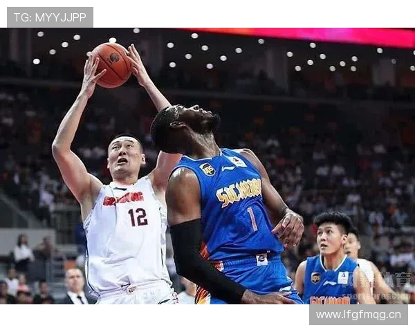 如何正确判定身体接触判罚？详解犯规与合理对抗的区别